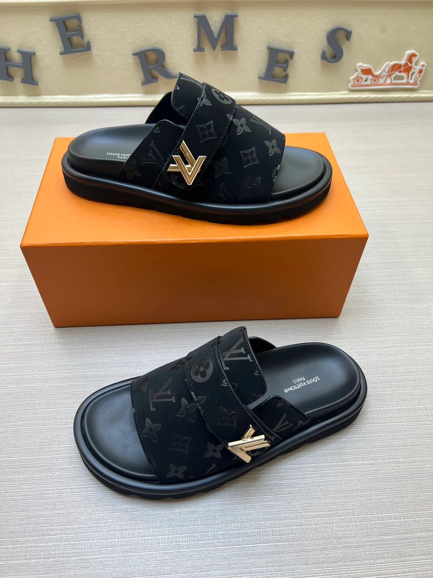 Factory price: 360💰【LOUIS VUITTON】Louis Vuitton, LV printing, men's and women's slippers are on the market, drawer box packaging with cloth bag, card, the upper pattern looks very soft and waxy, super versatile leg slimming artifact. Fabric: imported denim/canvas/old fabric, LV hardware LOGO, official website pattern printing, comfortable to wear, foot pads: high elastic men's shoes💰U water table. Sole: foam sole, heel height: about 5cm. Code number: 35-46, 35, 45, 46 are custom-made and non-returnable. Color: multiple colors and styles available.